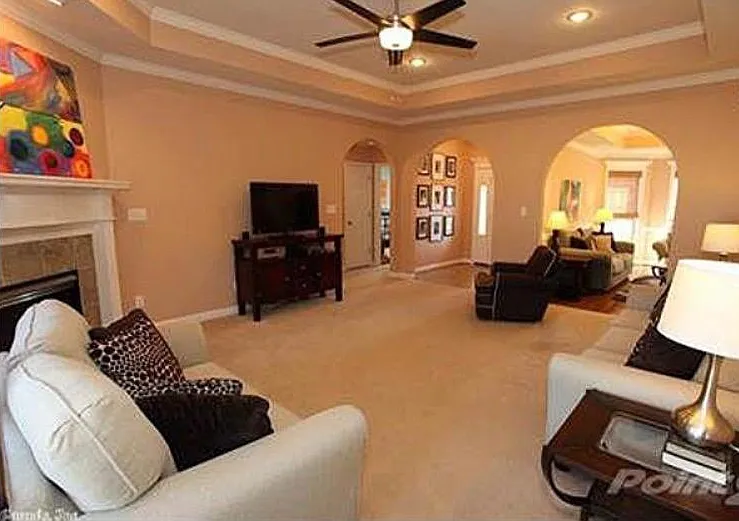 128 Congressional Dr — Photo 2
