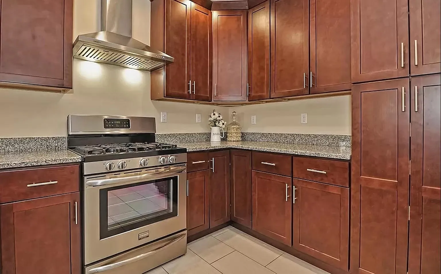 3 bed, 1.5 bath, 1194 sqft, $3,200 — Photo 2