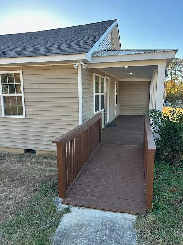 2423 Dyking Rd — Photo 2