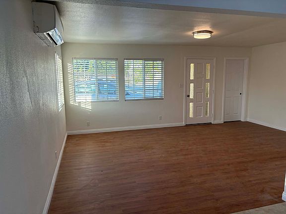 Living Room / Main Entrance