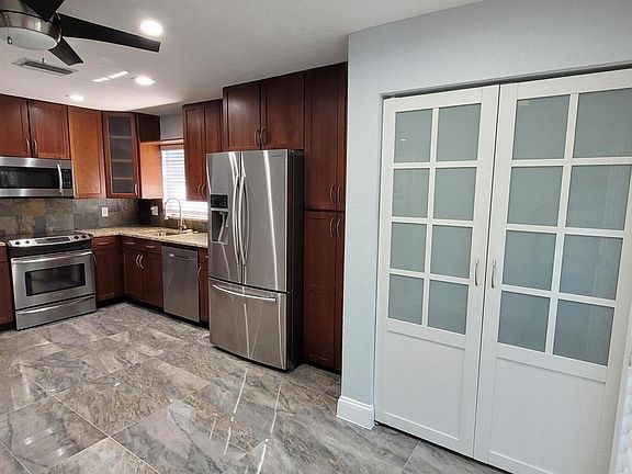 4th image of 472 Deer Creek Wildwood Lane E