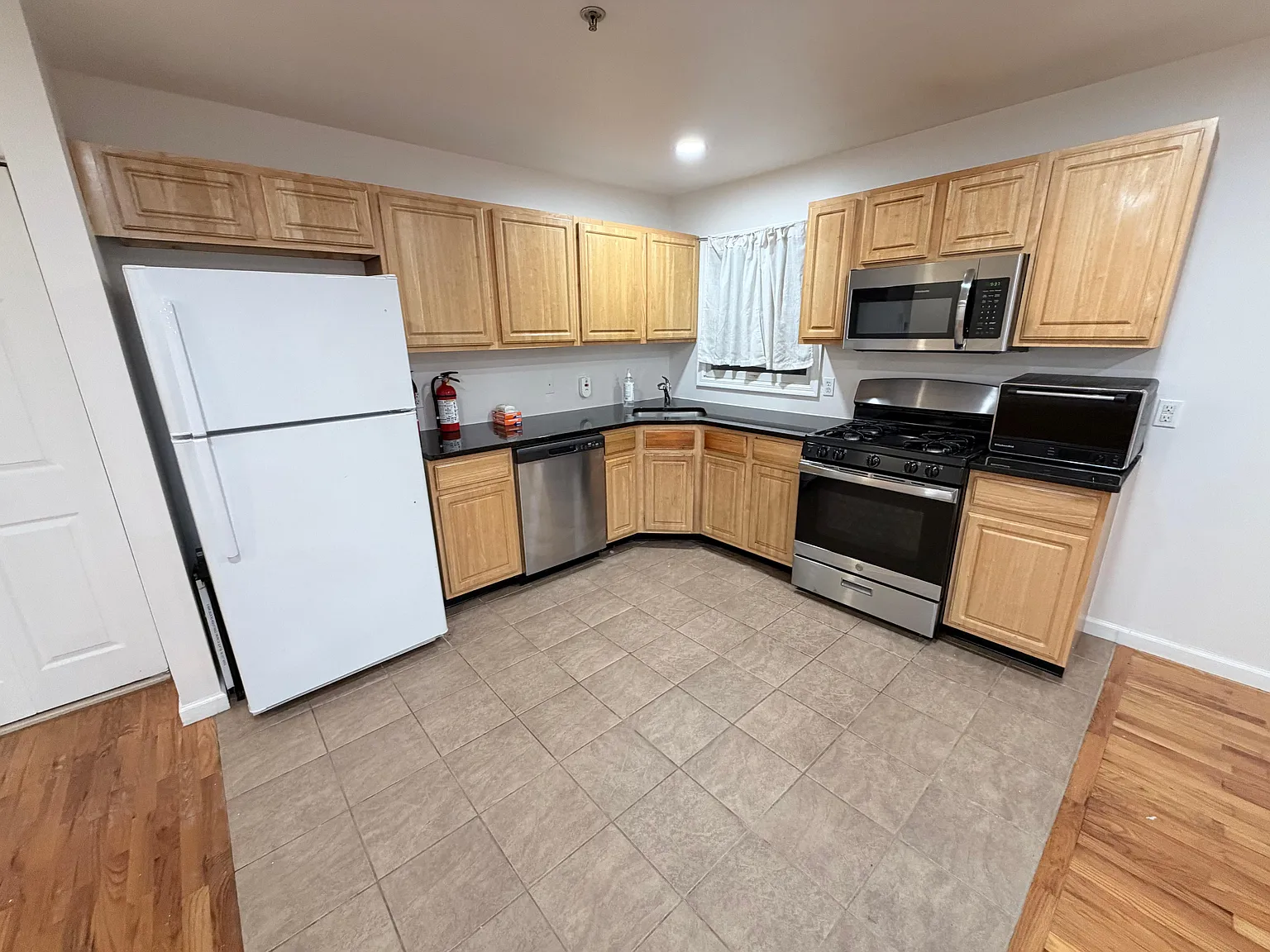 2 bed, 1.5 bath, 1041 sqft, $3,200 — Photo 2