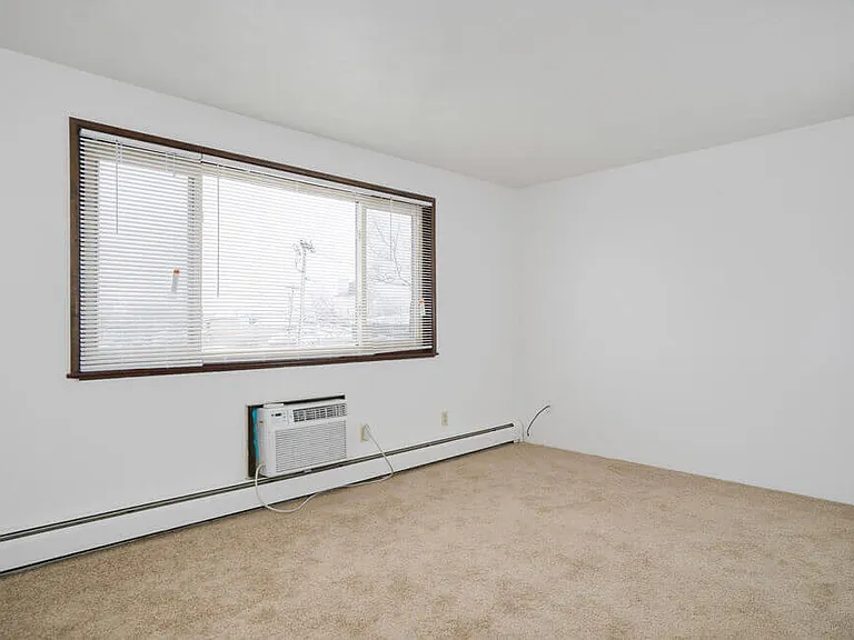 LaSalle West Apartments — Photo 9