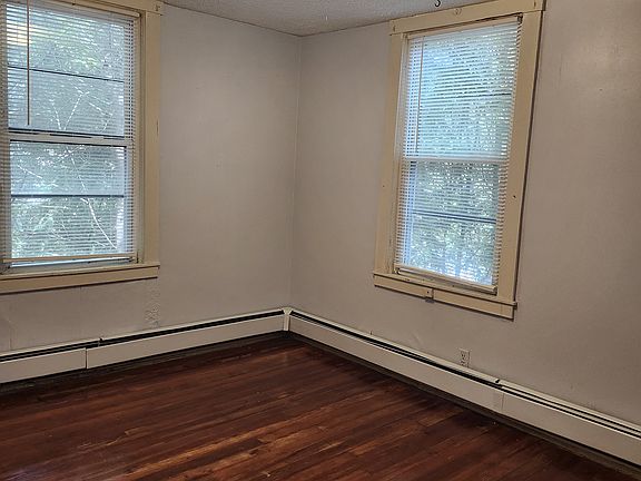 4th image of 70 1/2 Hunters Ave #3