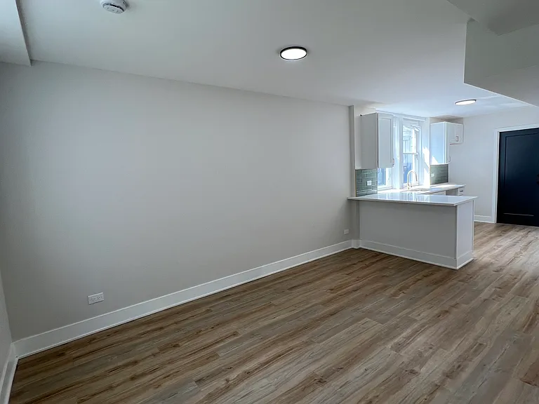 646 W 47th Pl #1 — Photo 3