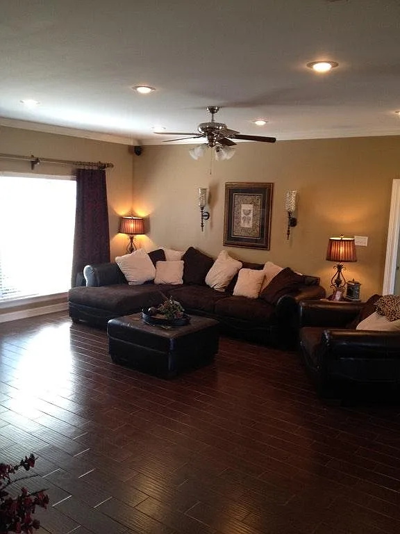 4 bed, 2.5 bath, 2400 sqft, $2,750 — Photo 2