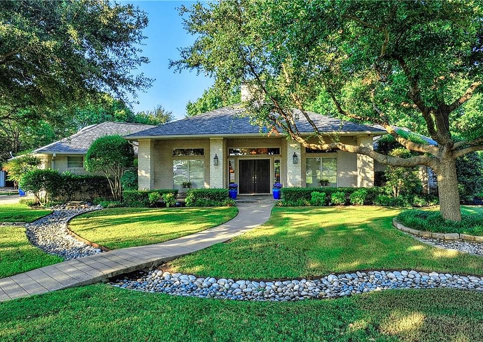 1st image of 210 Melrose Cir