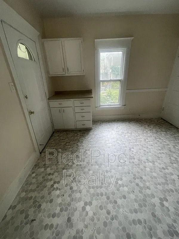 4 bed, 1.0 bath, 1893 sqft, $1,450 — Photo 3