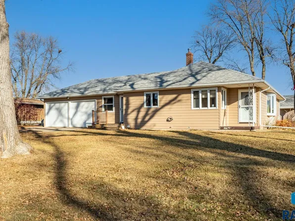 126 NW 2nd St, Colman, SD 57017