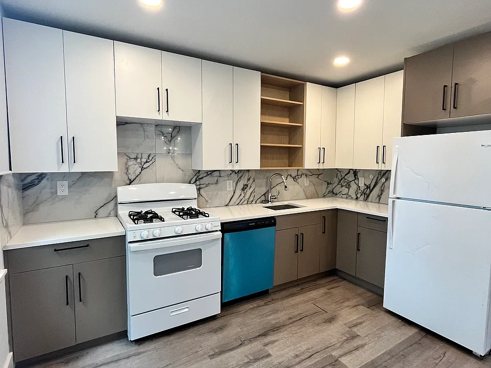 30 E 47th St #2