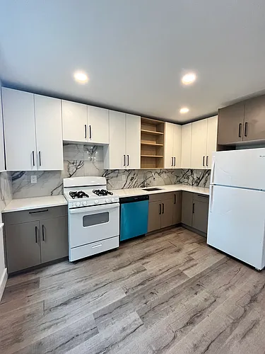 28 E 47th St #2E Photo 1