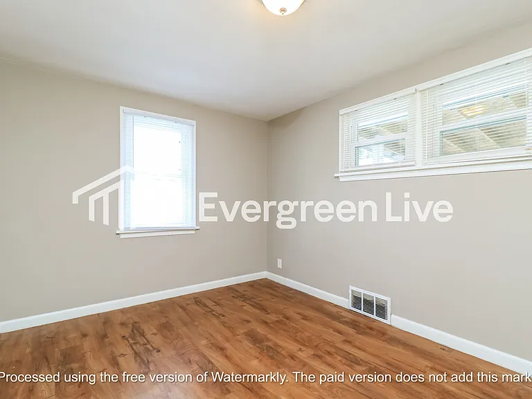 9750 Royalton Ct — Photo 4
