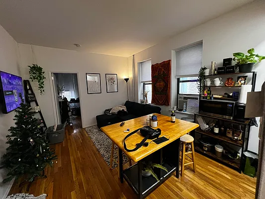 Rented by Salon Realty Corp | media 7