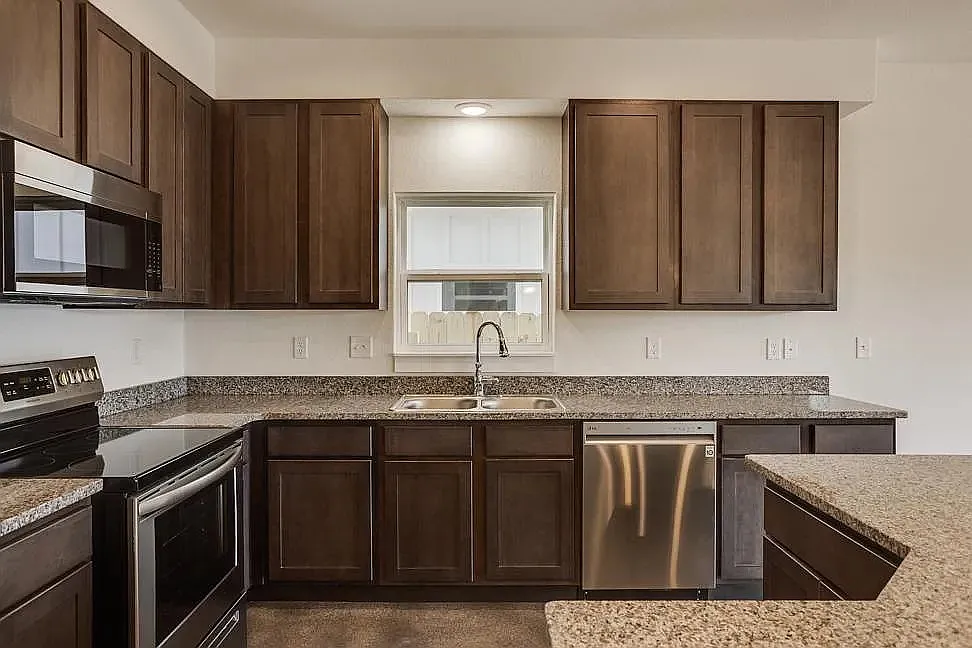 4 bed, 1588 sqft, $1,695 — Photo 4