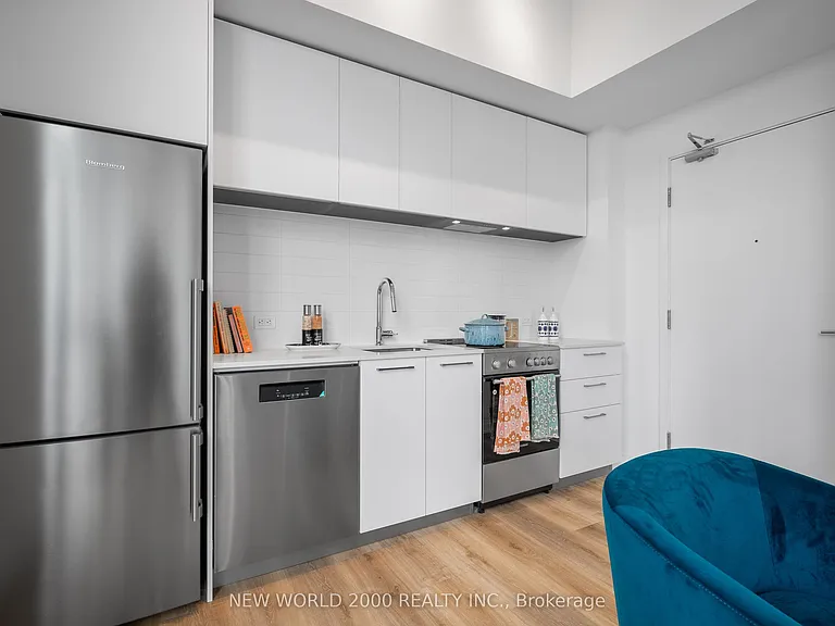 101 Roehampton Ave #2211 — Photo 3
