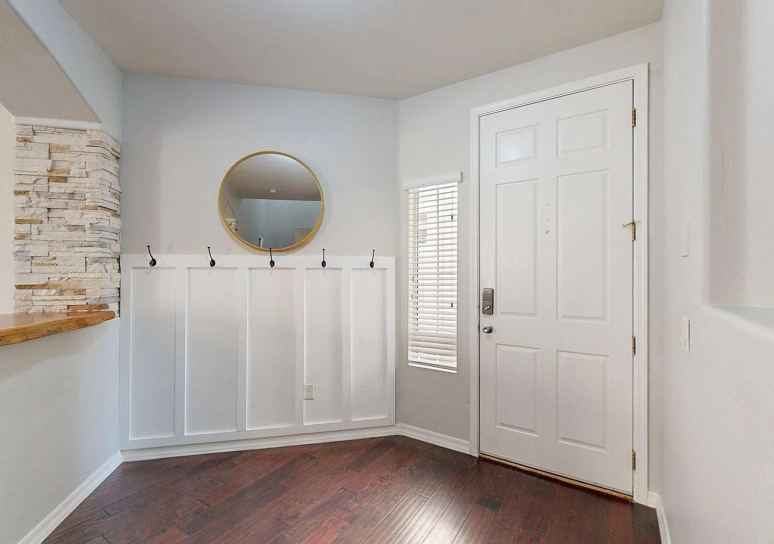 3 bed, 2.5 bath, 1603 sqft, $2,400 — Photo 3
