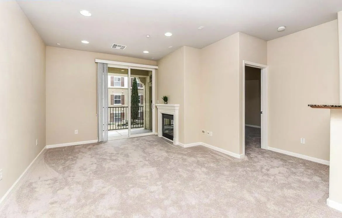 2 bed, 2.0 bath, 1123 sqft, $3,300 — Photo 3
