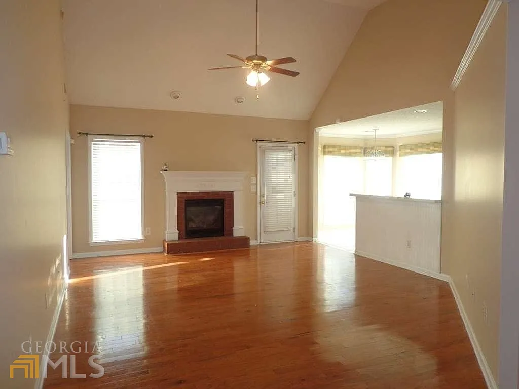4 bed, 2.0 bath, 1756 sqft, $2,100 — Photo 2