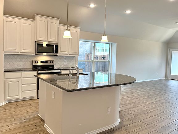 3rd image of 10000 Ginkgo Ln