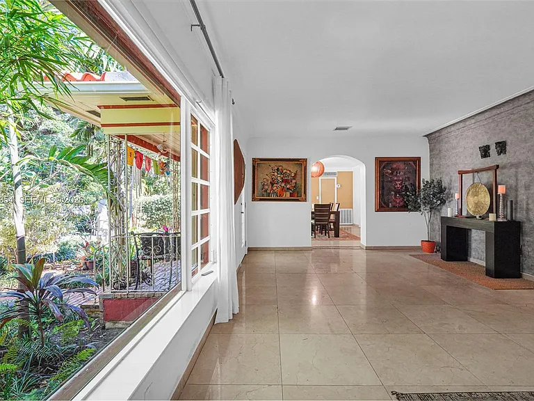 9325 NE 5th Ave — Photo 11