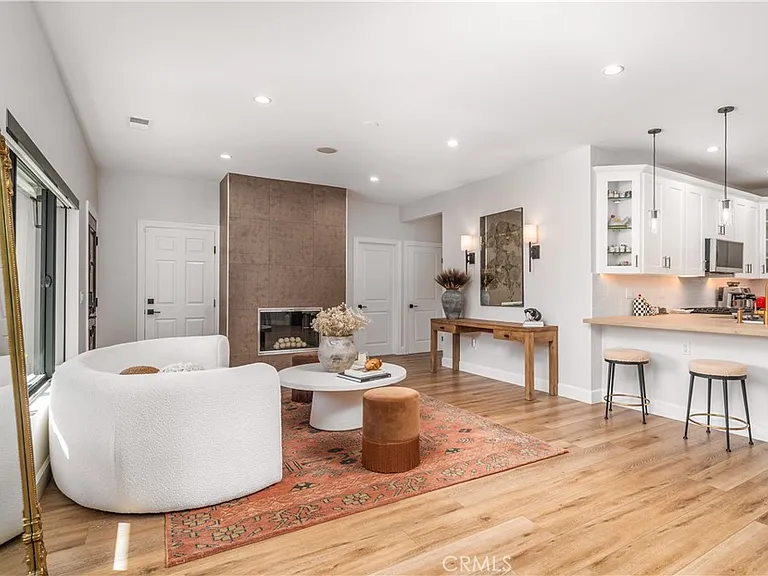 21327 Providencia St — Photo 23
