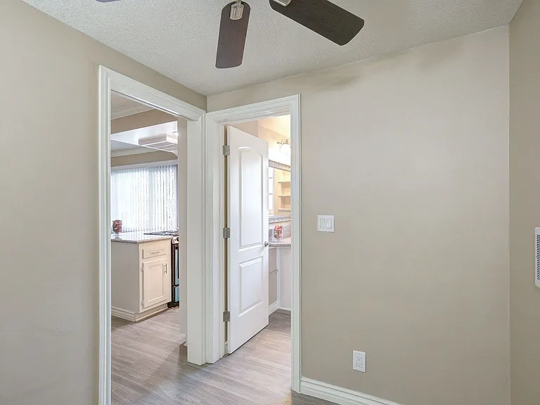 812 W Huntington Dr — Photo 6