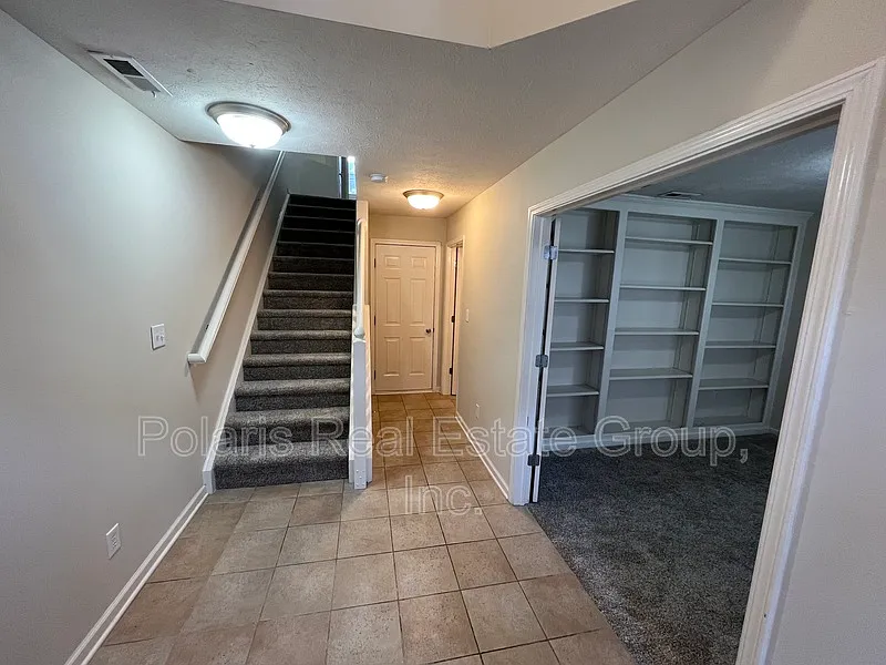 3 bed, 4.0 bath, 1900 sqft, $1,995 — Photo 2