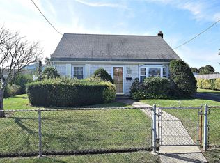 15 Park Cir N, Farmingdale, NY 11735
