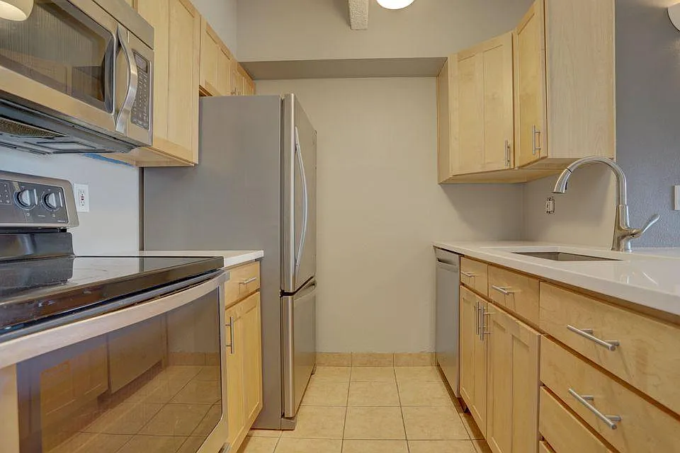 1 bed, 706 sqft, $1,800 — Photo 4