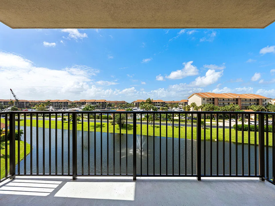 601 Seafarer Cir #405