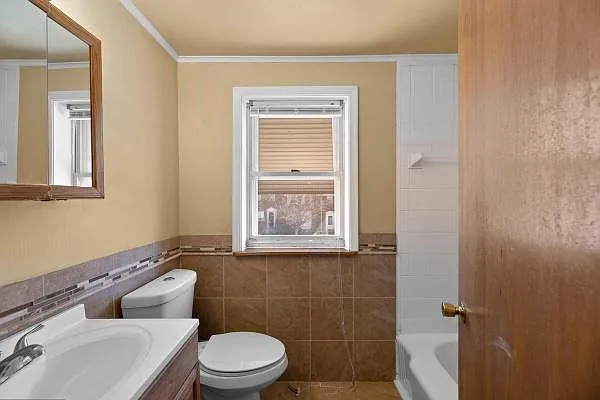 670 Queensgate Rd — Photo 3