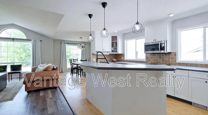 3 bed, 2.0 bath, 1575 sqft, $2,600 — Photo 4