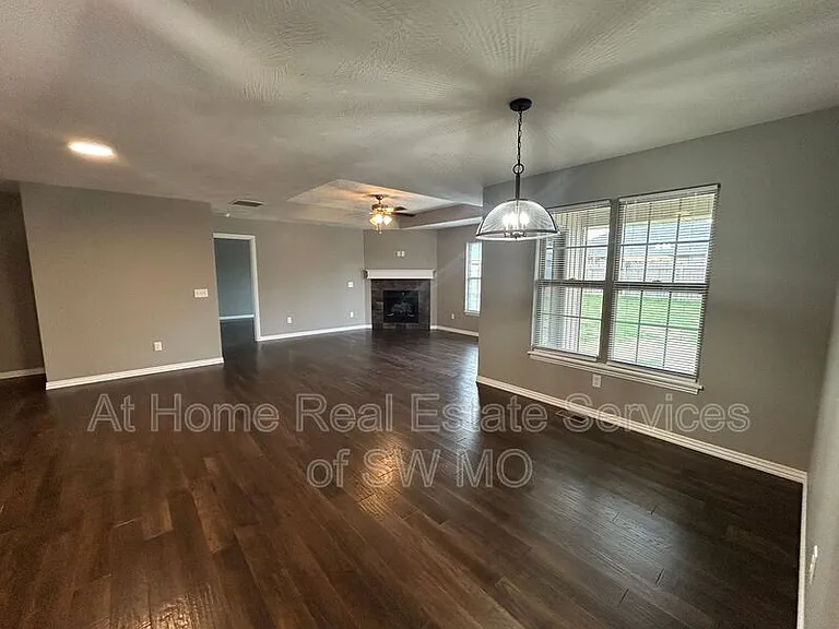 667 N Santa Monica Dr — Photo 2