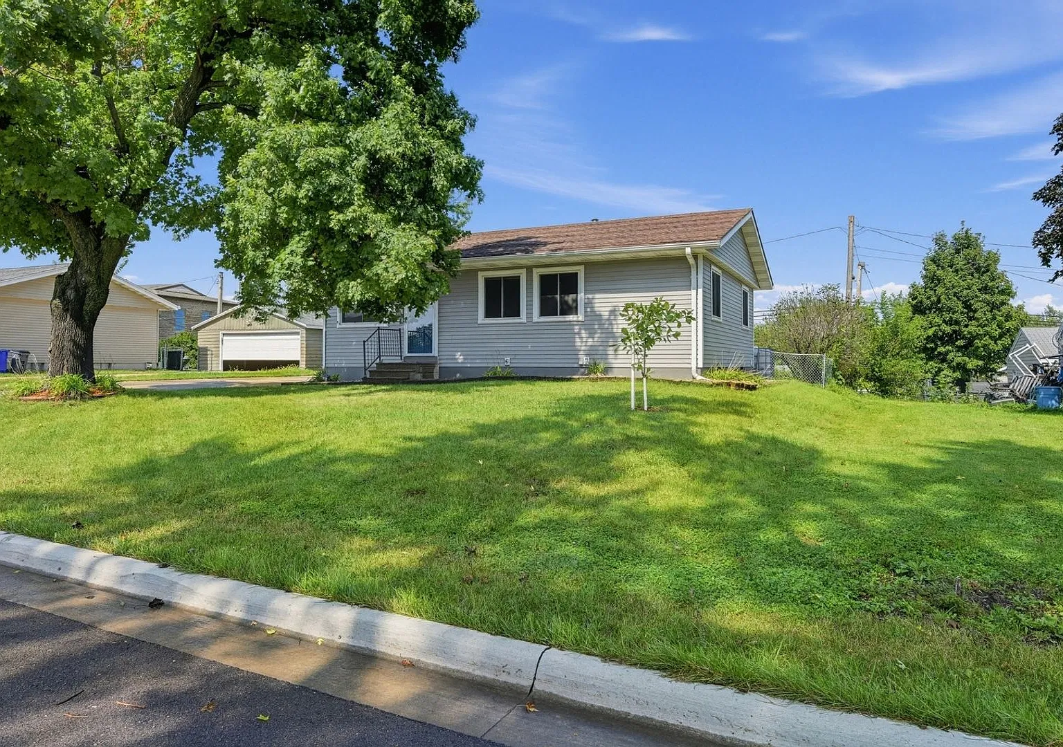Charming 3BR House in Cedar Rapids — Photo 3