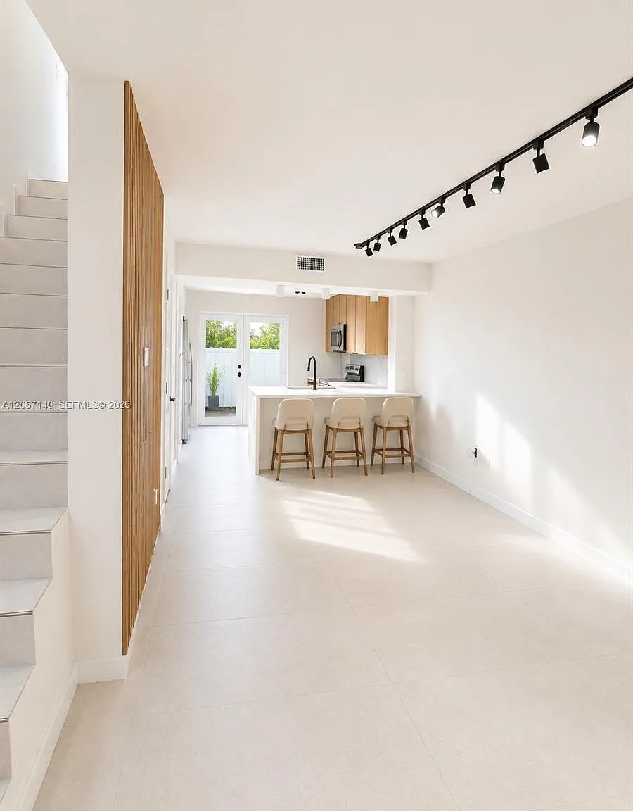 Euclid Townhouses Condo — Photo 4