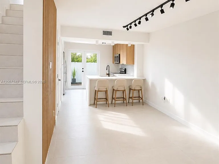 1220 Euclid Ave #2 — Photo 4