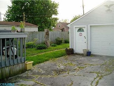 3rd image of 831 S Harris Ave