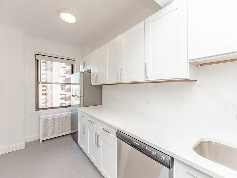 1100 N Dearborn — Photo 24