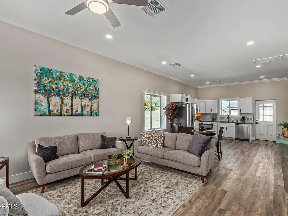 3 bed, 1200 sqft, $2,400 — Photo 4