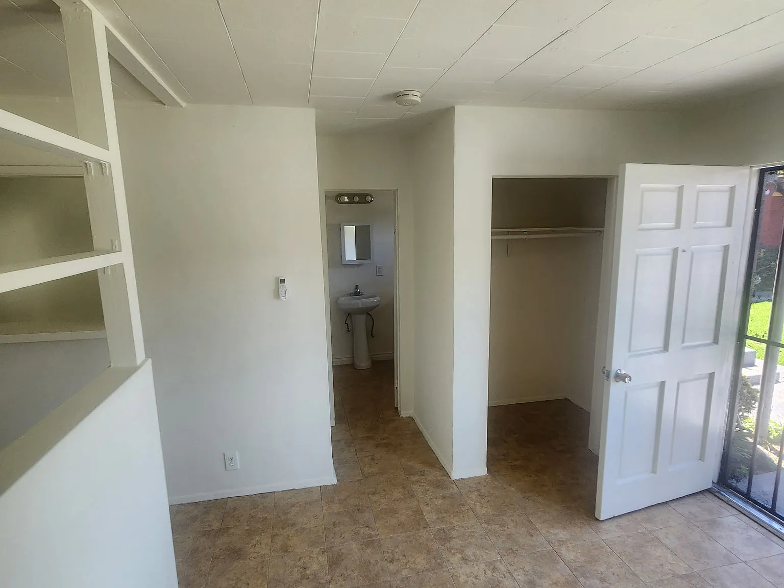 Studio, 450 sqft, $1,695 — Photo 2