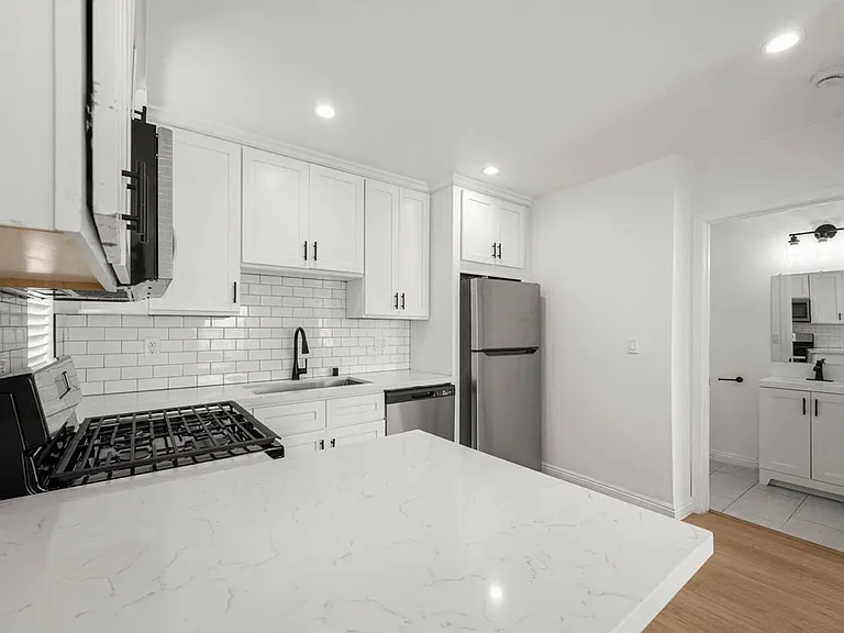 634 W 92nd St #20A — Photo 4