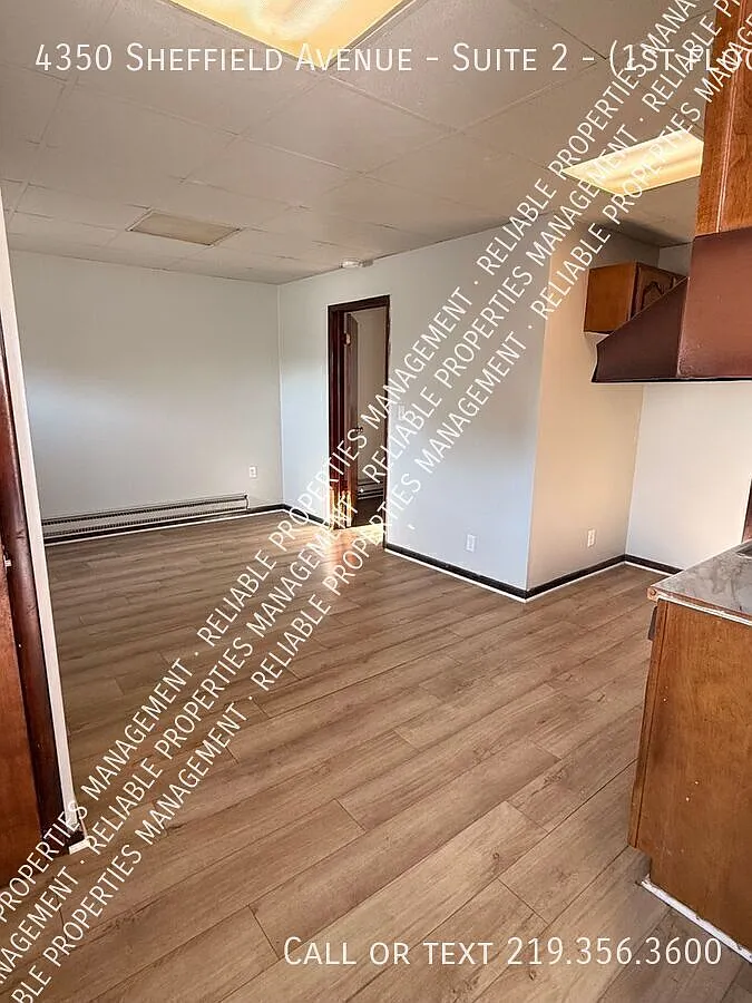 Stylish Renovated Apartment with Parking — Photo 3