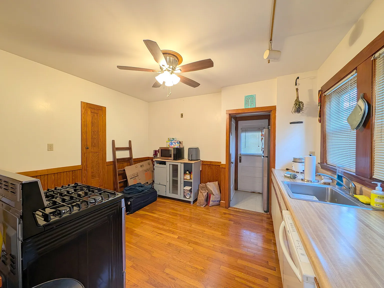 2 bed, 1000 sqft, $2,700 — Photo 2