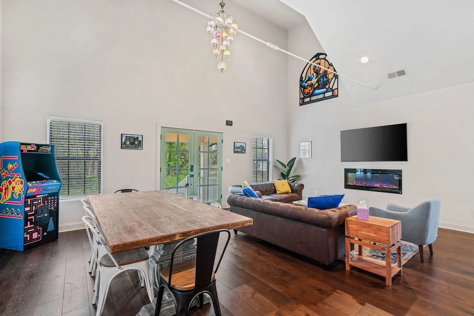 4 bed, 2.0 bath, $3,864 — Photo 3