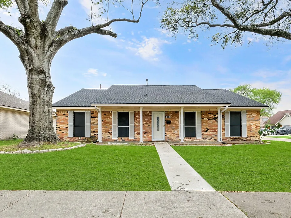 1905 Zapp Ln