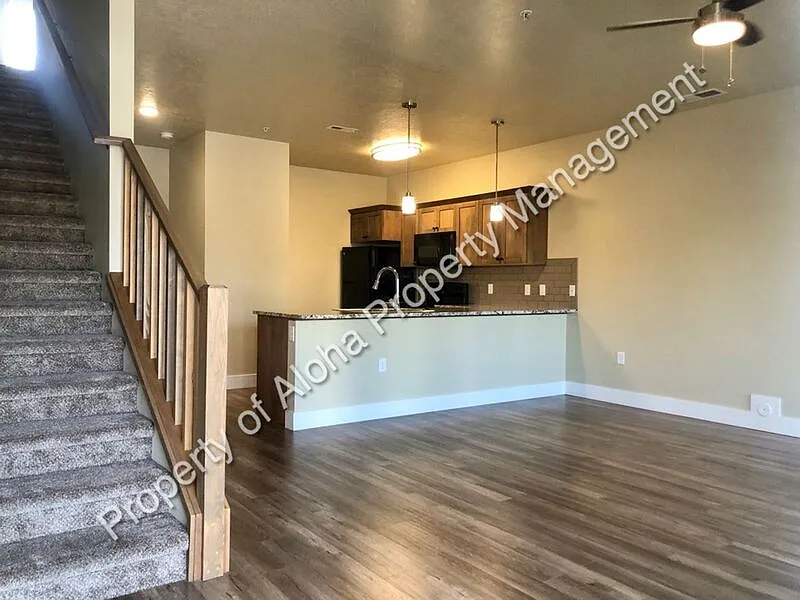 3 bed, 2.5 bath, 1310 sqft, $1,996 — Photo 2