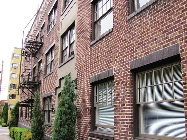 228 NW 22nd Ave — Photo 25