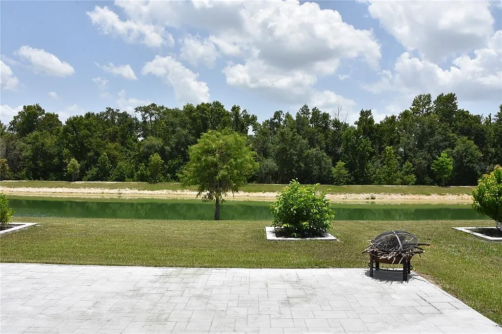 5 bed, 3.0 bath, 2601 sqft, $3,200 — Photo 2