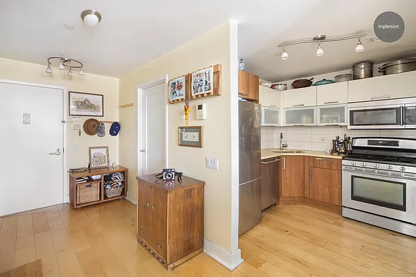 Sold by Triplemint | media 3