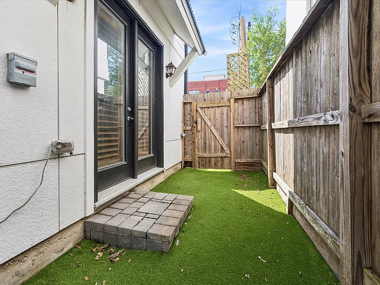2314 Hutchins St — Photo 17
